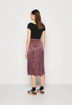 Tom Tailor Skirt Wrap PrintedGonna A PortafoglioNavy Donna Gonne TO221B0DR-G11 -Vendite Adidas Originals || Steve Madden || Next 541ad22e127840d79bba0be33e20dc14