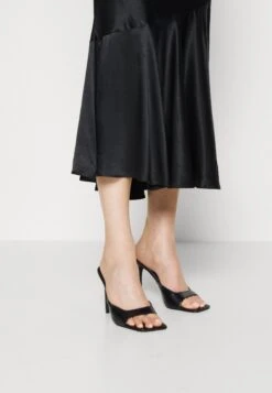 Guess Linda Flare Skirt - Gonna A Campana - Jet Black -Vendite Adidas Originals || Steve Madden || Next a558291871b74d84a2d76816f871edfa