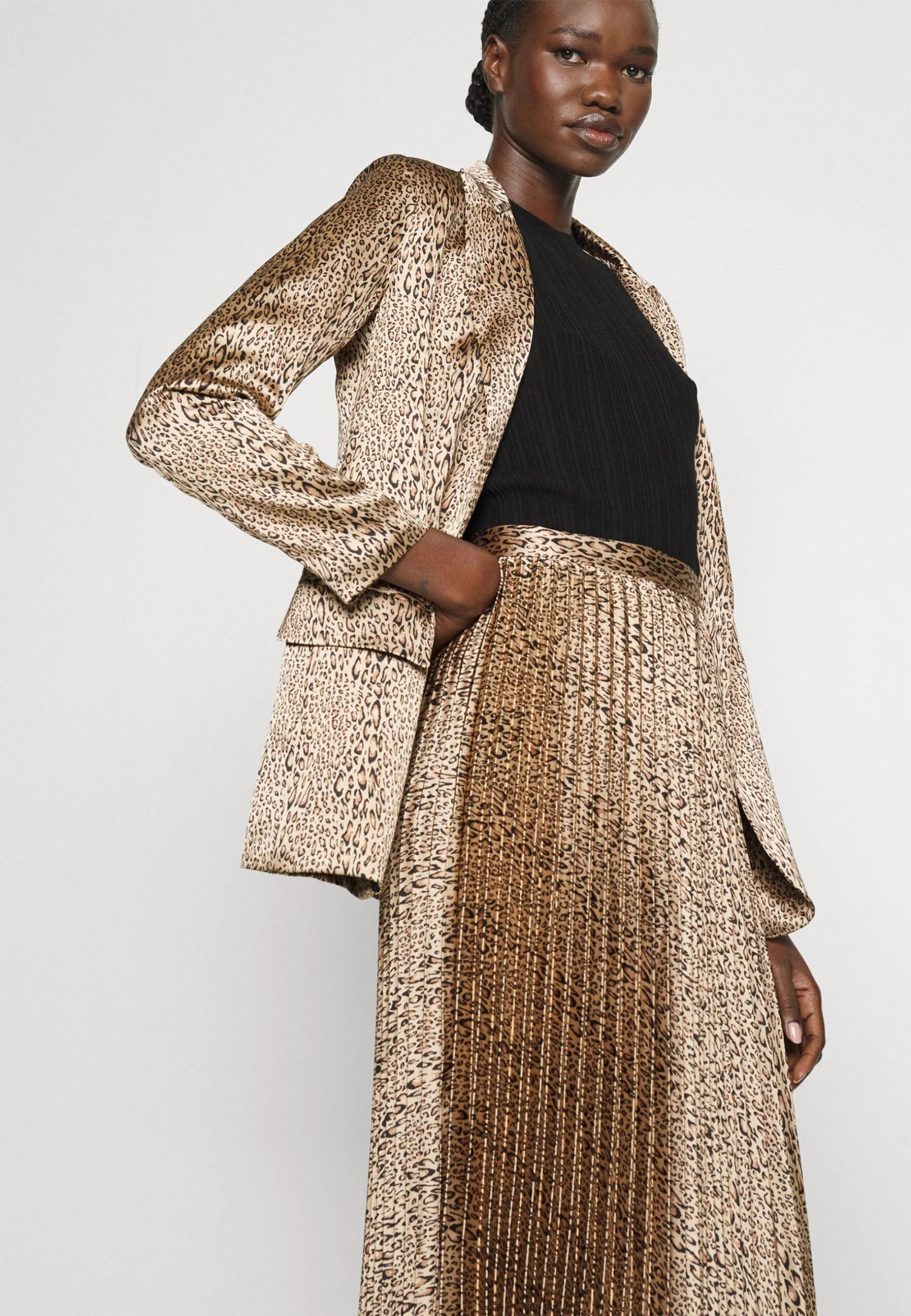 TWINSET Woven SkirtGonna A PiegheAnimalier Nero/Ice Coffee Donna Gonne TW321B01Q-B11 6 TWINSET Woven SkirtGonna A PiegheAnimalier Nero/Ice Coffee Donna Gonne TW321B01Q-B11 - immagine 4